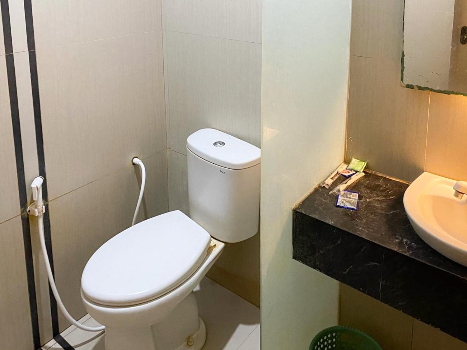 Reddoorz Near Pantai Idola Banyutowo Hotel D'Llala Pati Ngoại thất bức ảnh