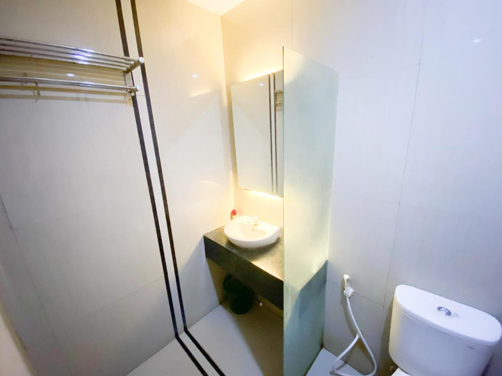 Reddoorz Near Pantai Idola Banyutowo Hotel D'Llala Pati Ngoại thất bức ảnh